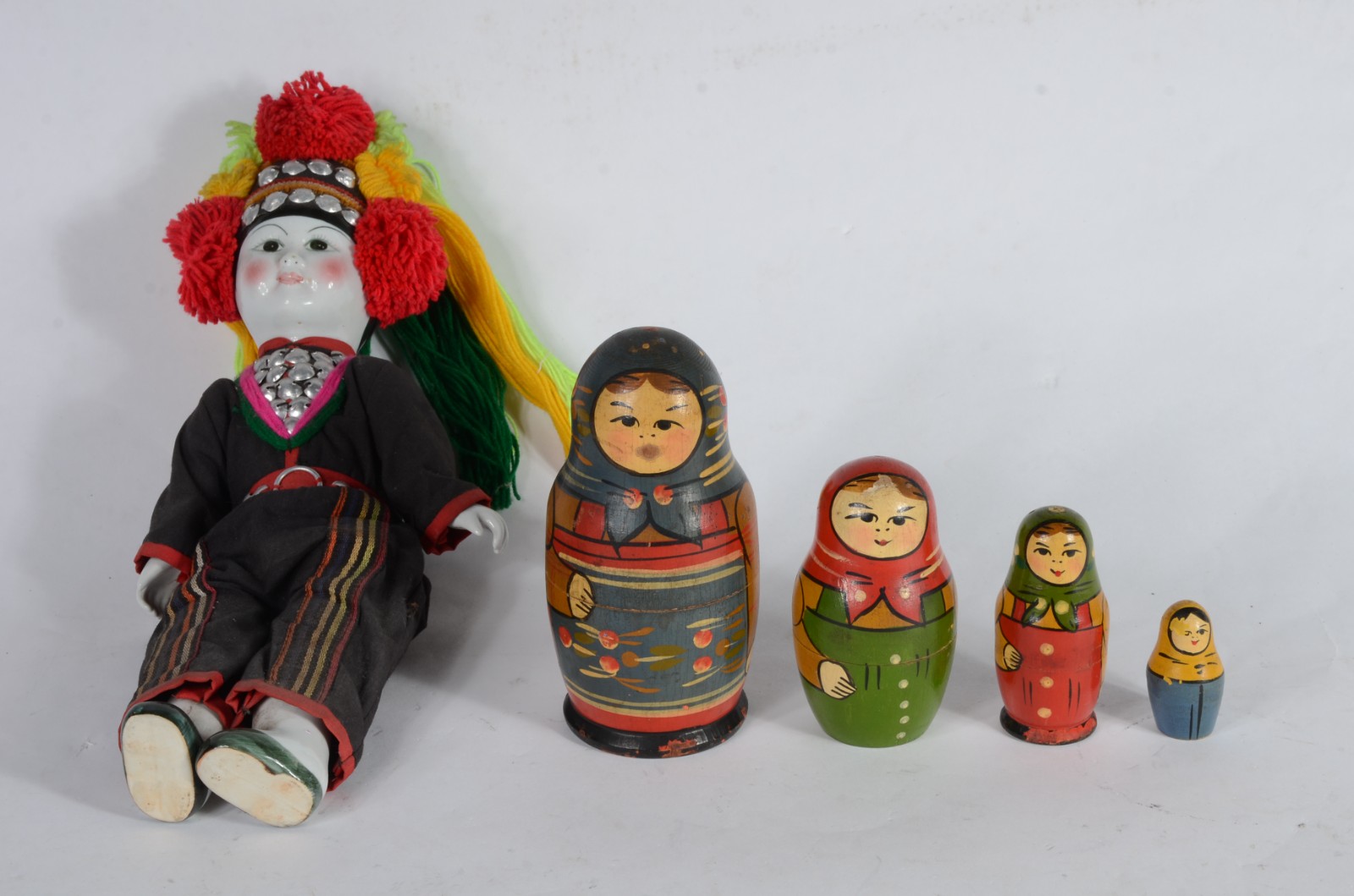 Duas peças diversas, sendo: Matrioska russa de madeira policromada... - foto 1 de 9