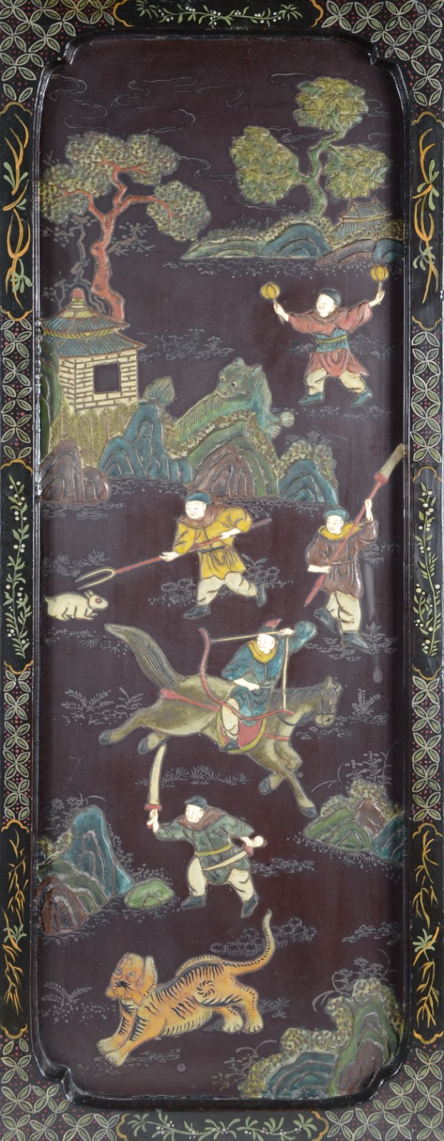 Placa de madeira laqueada chinesa com figuras de caçador em... - foto 1 de 7
