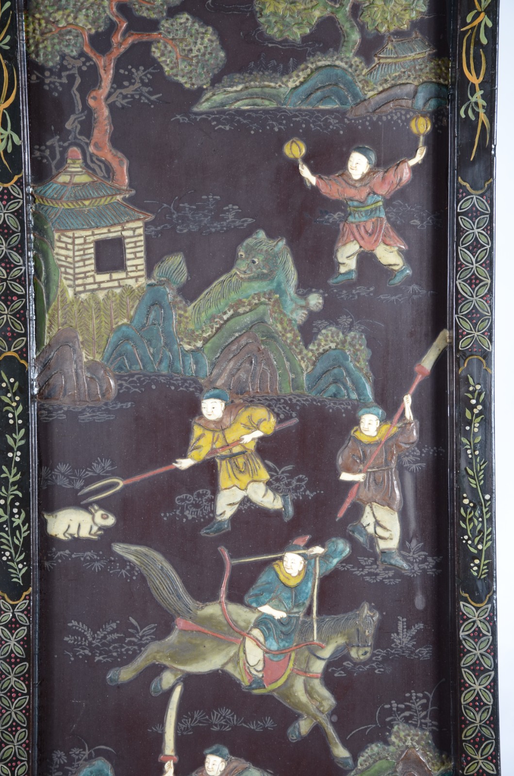 Placa de madeira laqueada chinesa com figuras de caçador em... - foto 5 de 7