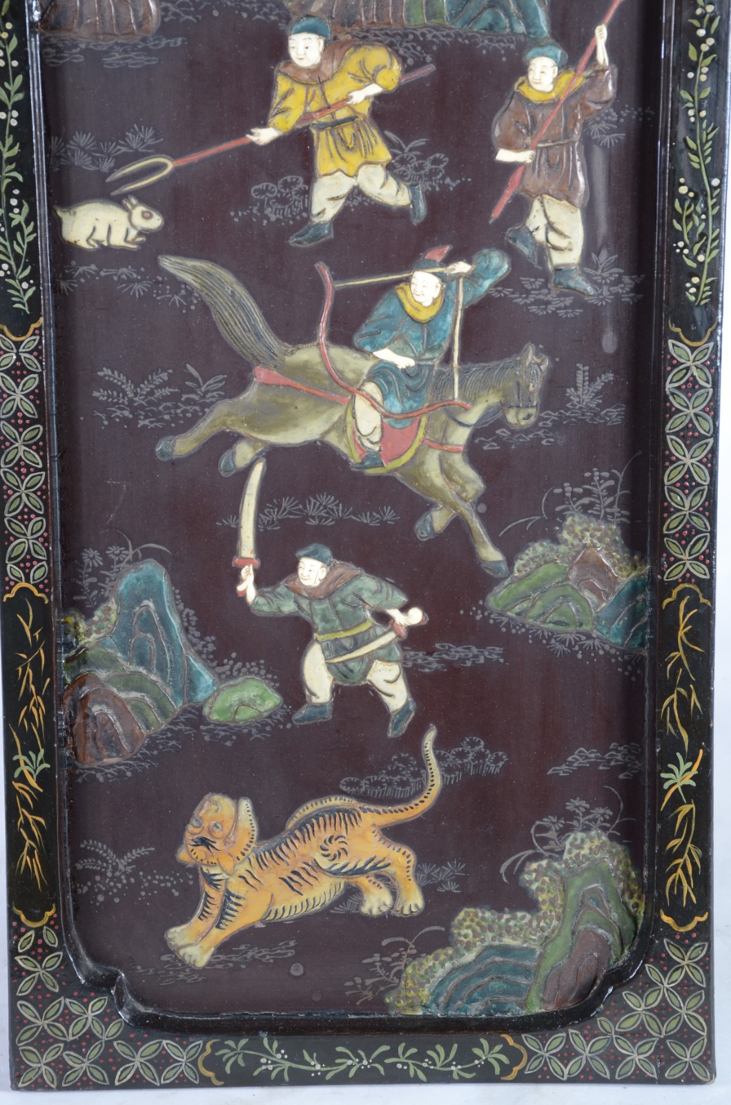 Placa de madeira laqueada chinesa com figuras de caçador em... - foto 7 de 7