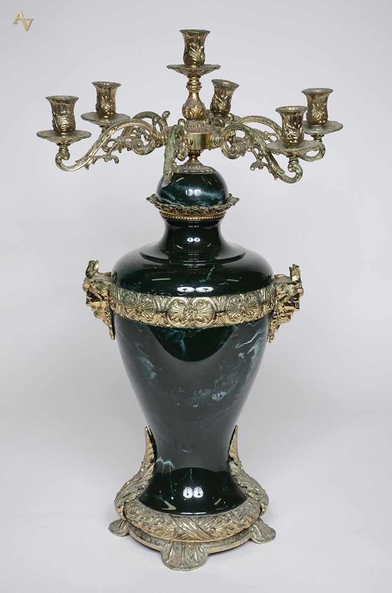 Grande candelabro de resina verde e metal dourado com figuras de... - foto 1 de 3