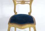 Cadeira singela de madeira dourada, encosto com... - Cadeira singela de madeira dourada, encosto com palhinha sintética, assento estofado e forrado com tecido na cor azul. Desgastes.