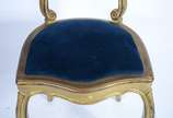 Cadeira singela de madeira dourada, encosto com... - Cadeira singela de madeira dourada, encosto com palhinha sintética, assento estofado e forrado com tecido na cor azul. Desgastes.