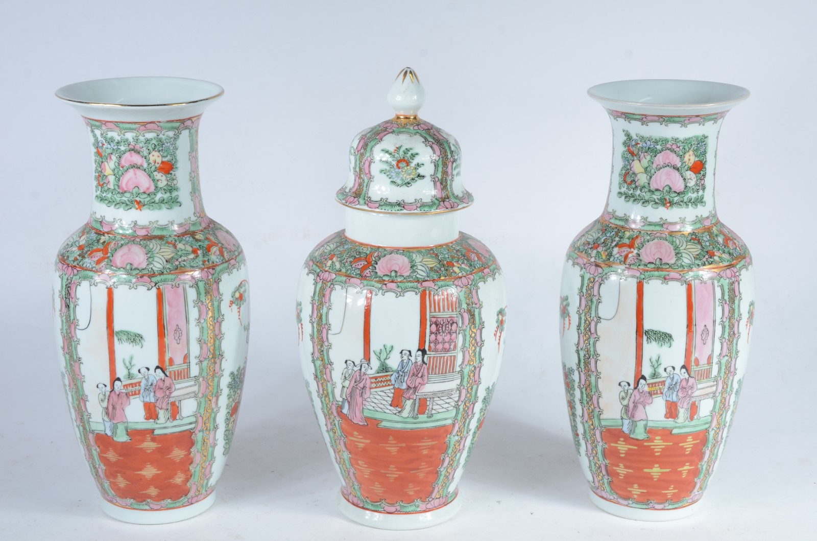 Três peças de porcelana oriental decoradas com figuras típicas em... - foto 2 de 10