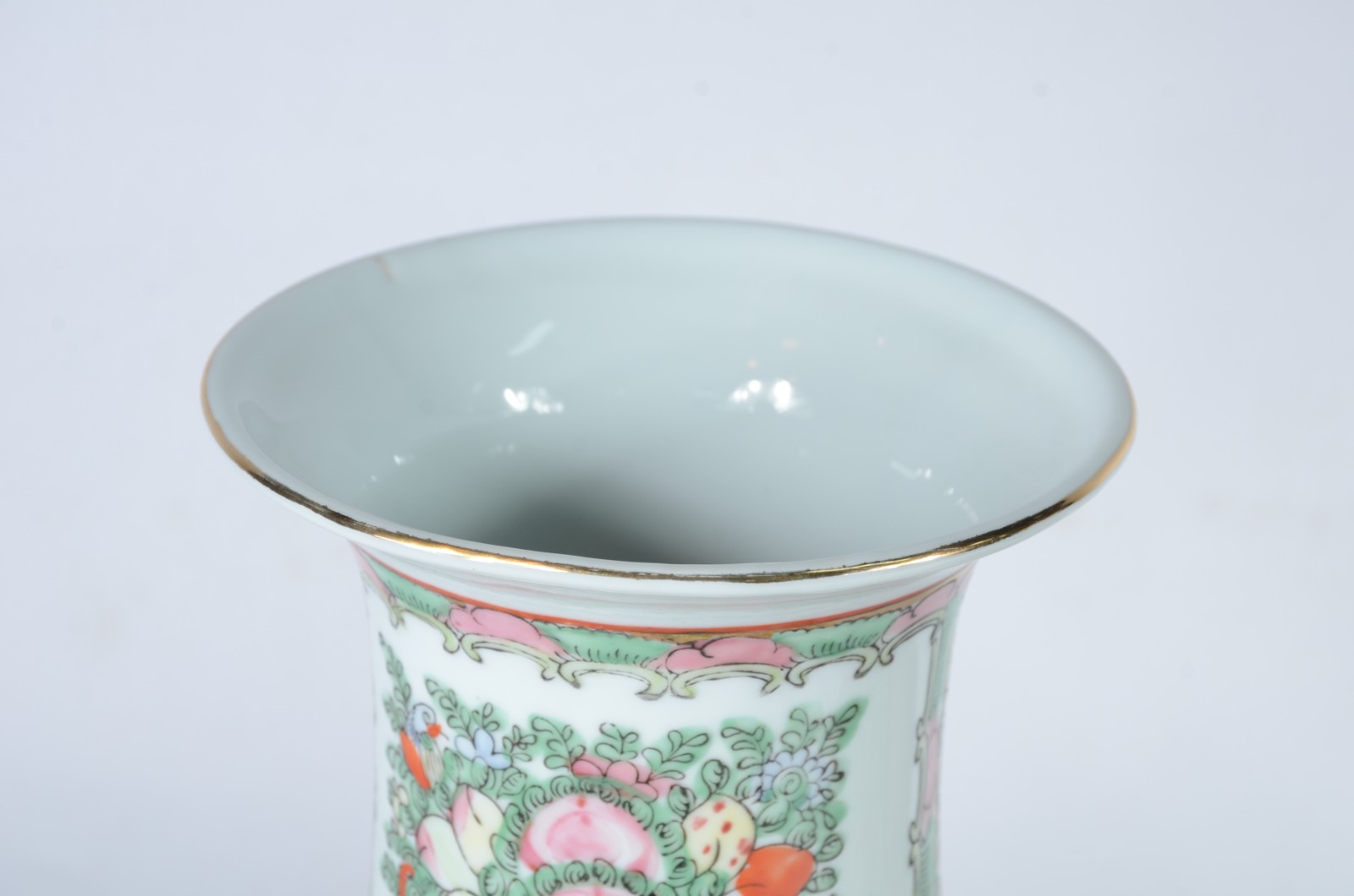 Três peças de porcelana oriental decoradas com figuras típicas em... - foto 3 de 10