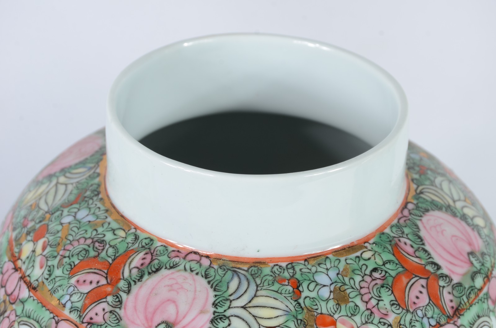 Três peças de porcelana oriental decoradas com figuras típicas em... - foto 4 de 10
