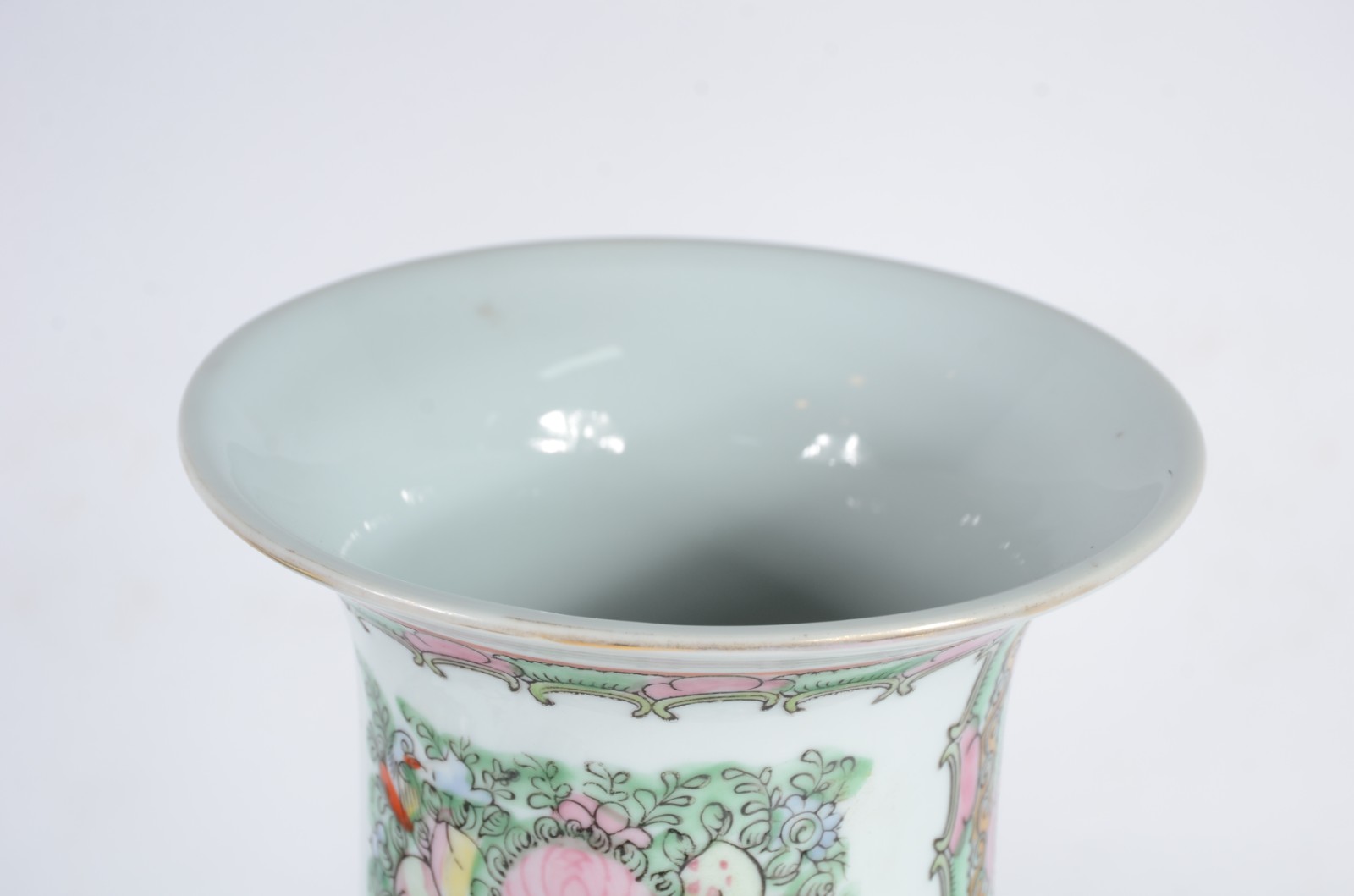 Três peças de porcelana oriental decoradas com figuras típicas em... - foto 5 de 10