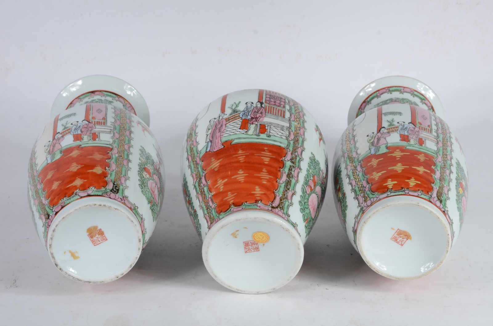 Três peças de porcelana oriental decoradas com figuras típicas em... - foto 6 de 10