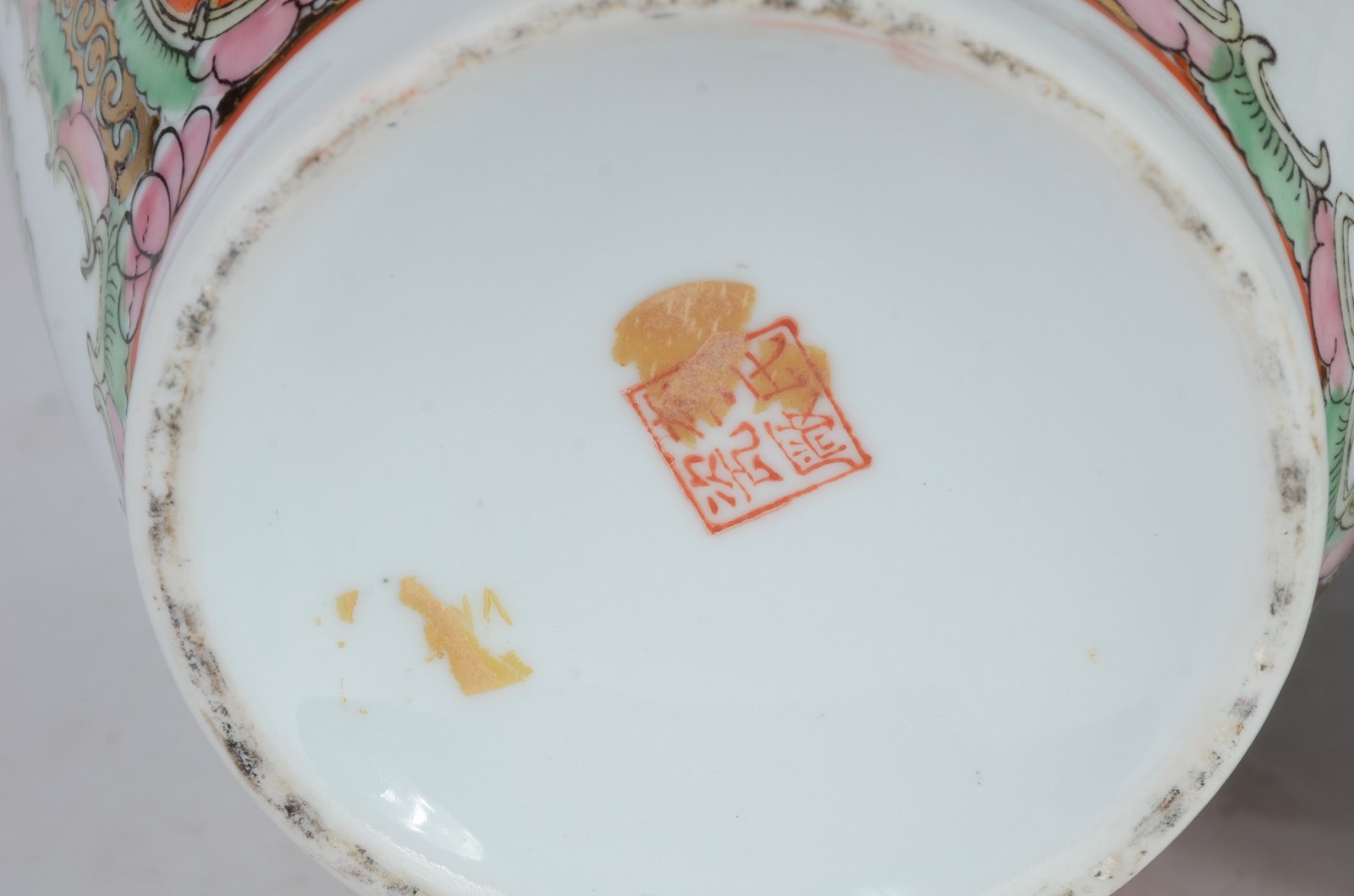 Três peças de porcelana oriental decoradas com figuras típicas em... - foto 7 de 10