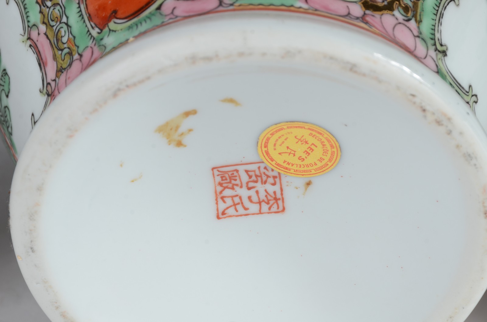 Três peças de porcelana oriental decoradas com figuras típicas em... - foto 8 de 10