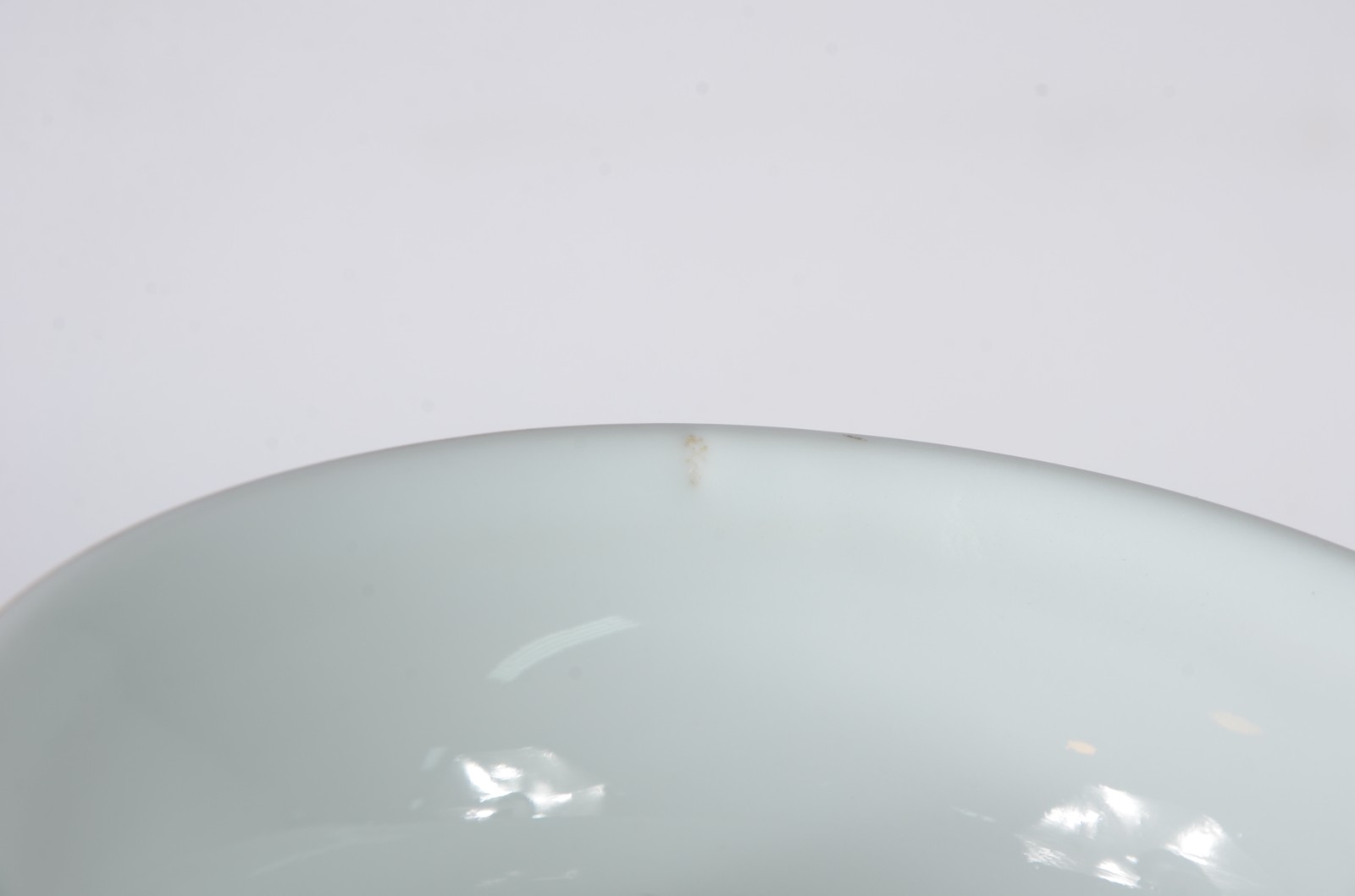 Três peças de porcelana oriental decoradas com figuras típicas em... - foto 10 de 10