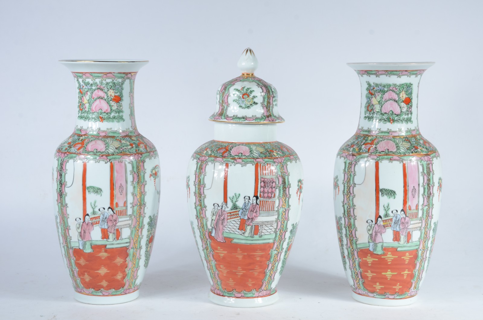 Três peças de porcelana oriental decoradas com figuras típicas em... - foto 1 de 10