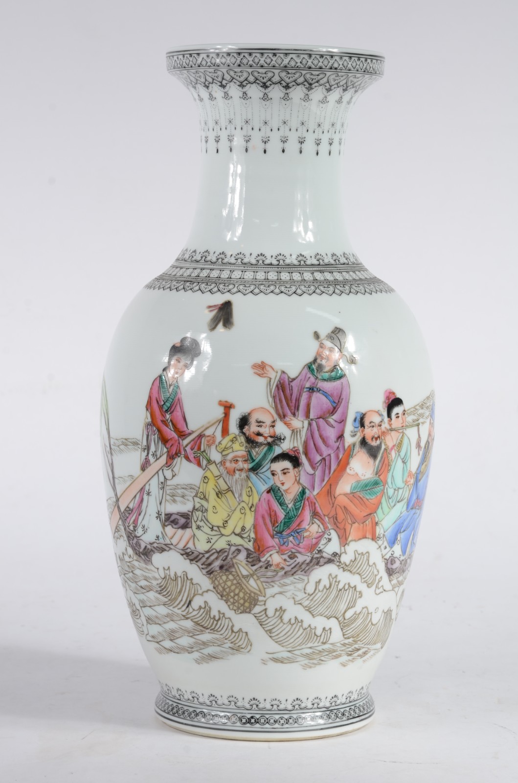Vaso de porcelana chinesa decorado com figuras típicas em policromia. - foto 1 de 6