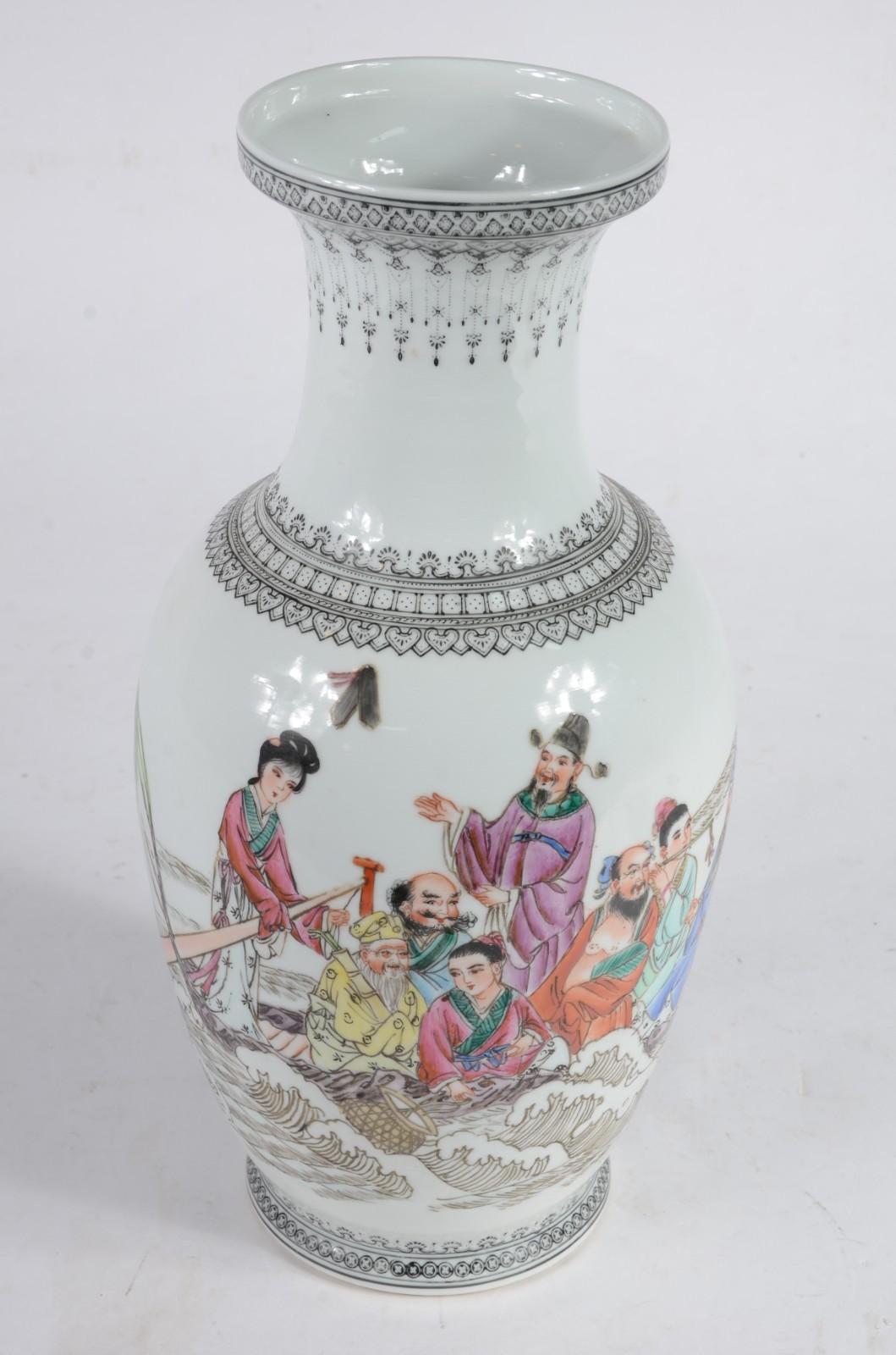 Vaso de porcelana chinesa decorado com figuras típicas em policromia. - foto 2 de 6