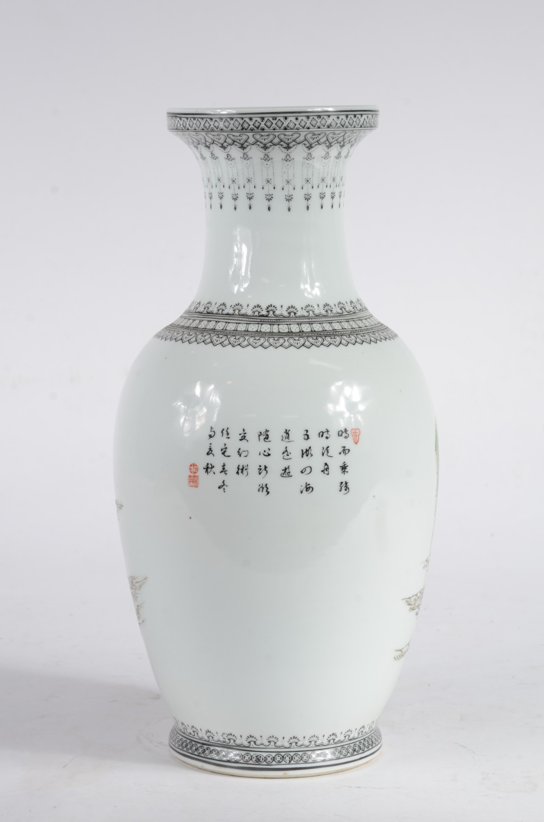 Vaso de porcelana chinesa decorado com figuras típicas em policromia. - foto 3 de 6