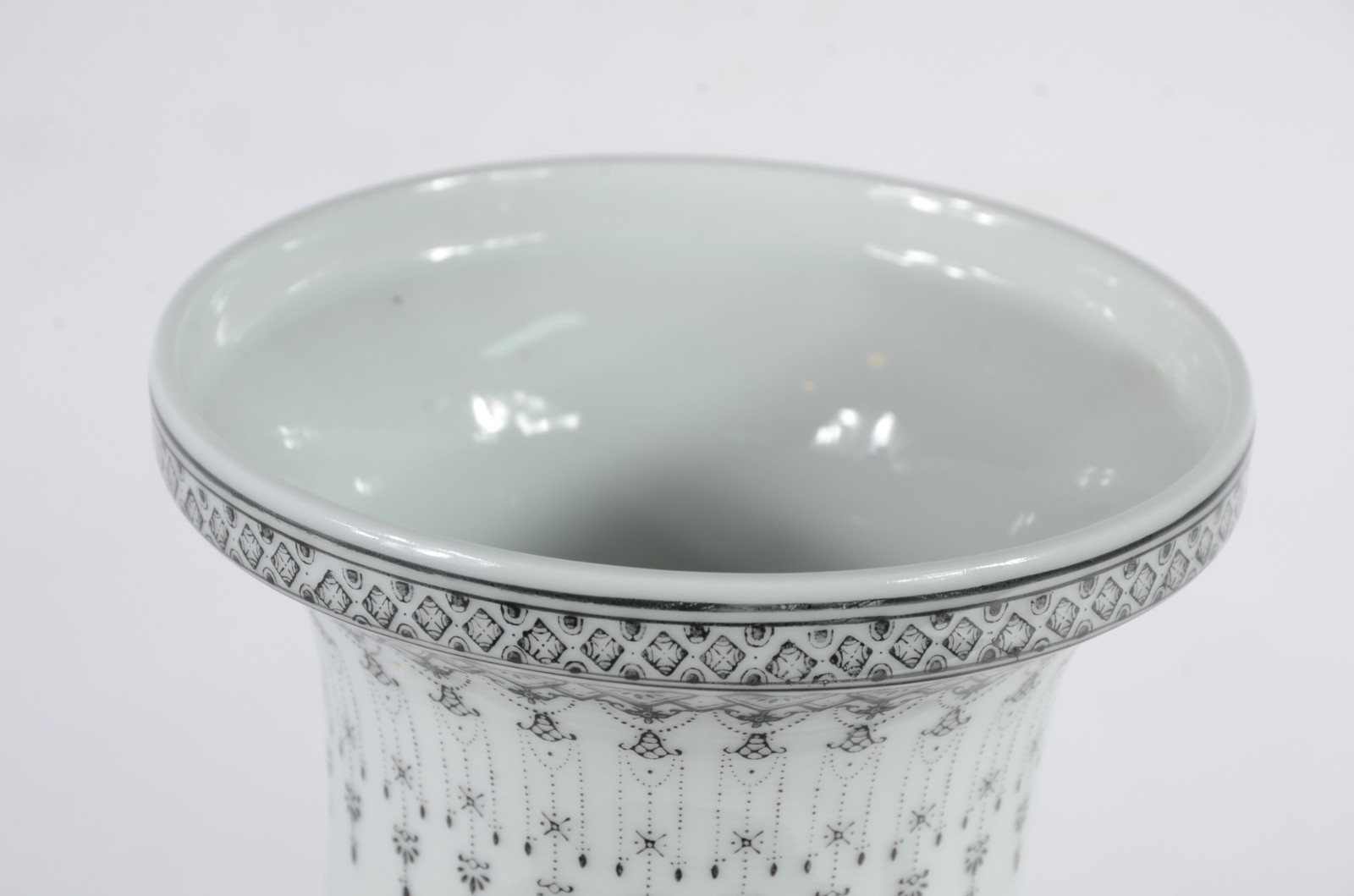 Vaso de porcelana chinesa decorado com figuras típicas em policromia. - foto 4 de 6