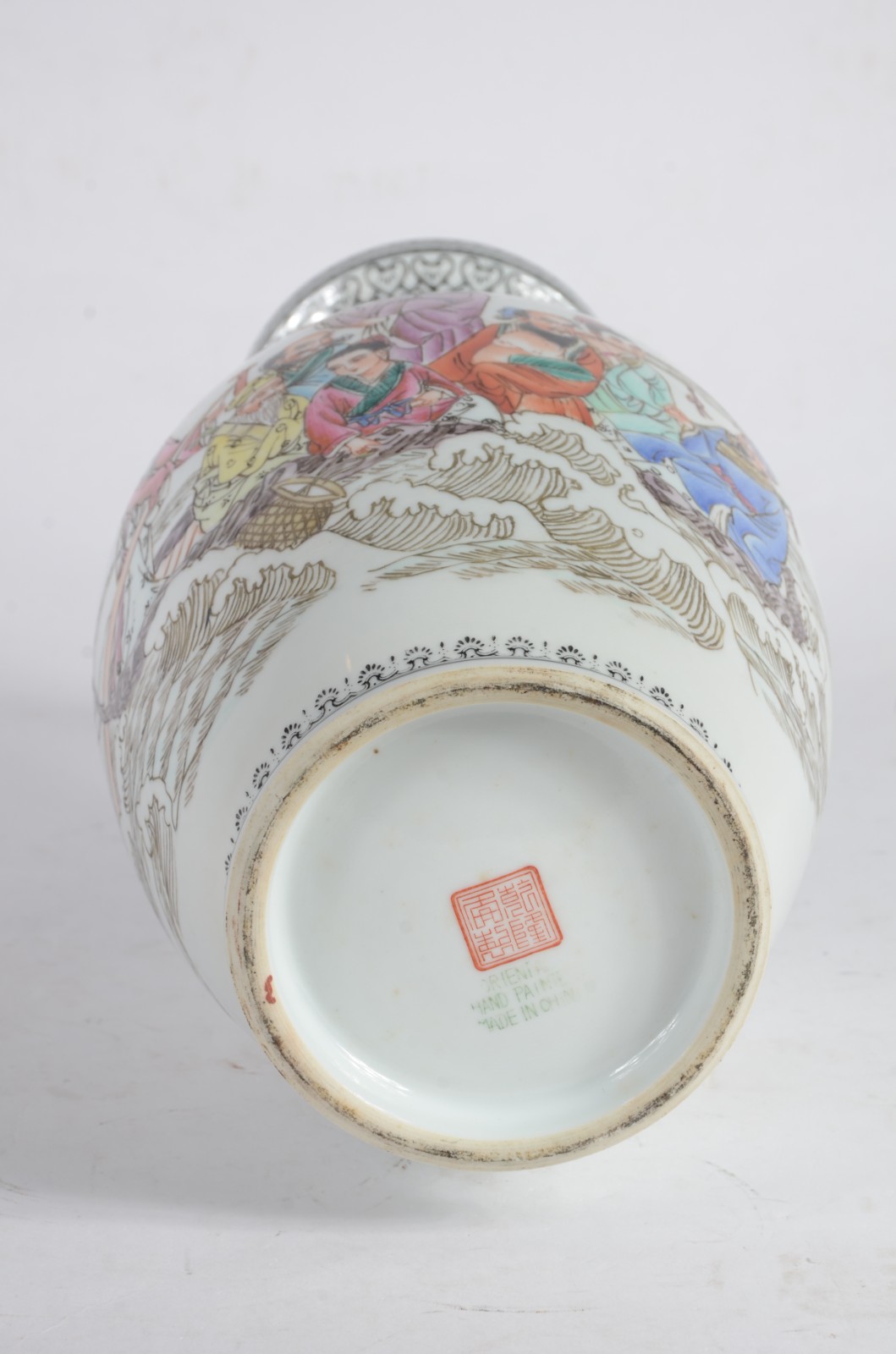 Vaso de porcelana chinesa decorado com figuras típicas em policromia. - foto 5 de 6