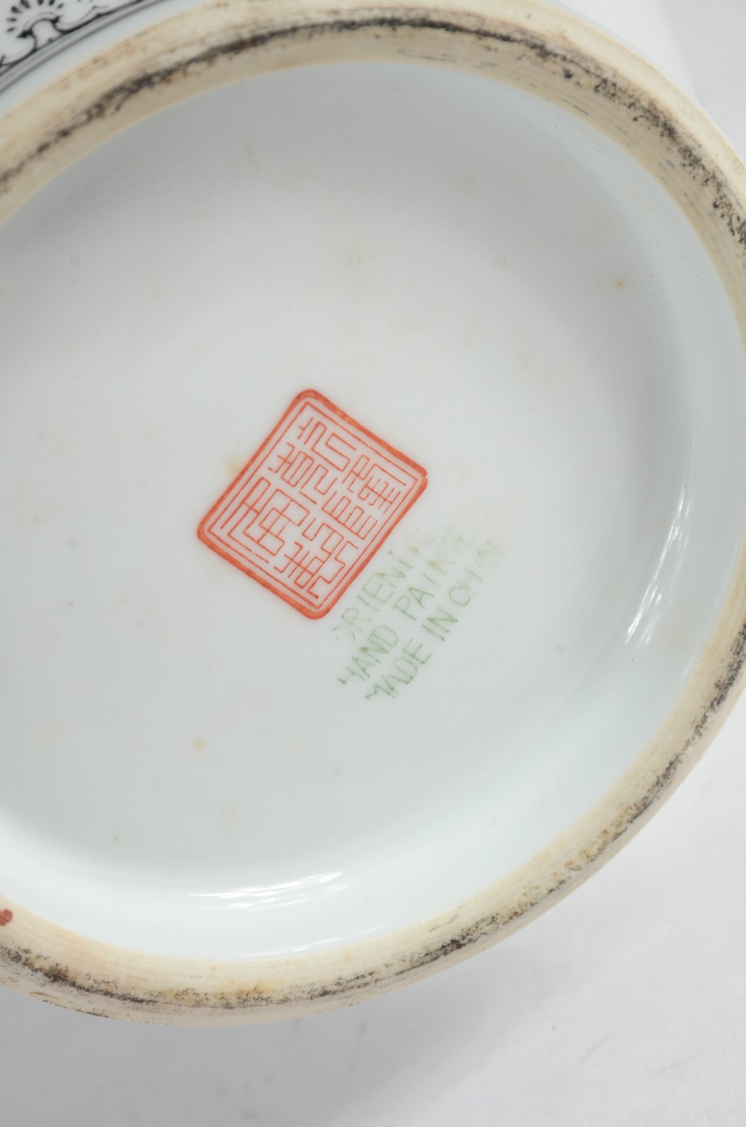 Vaso de porcelana chinesa decorado com figuras típicas em policromia. - foto 6 de 6