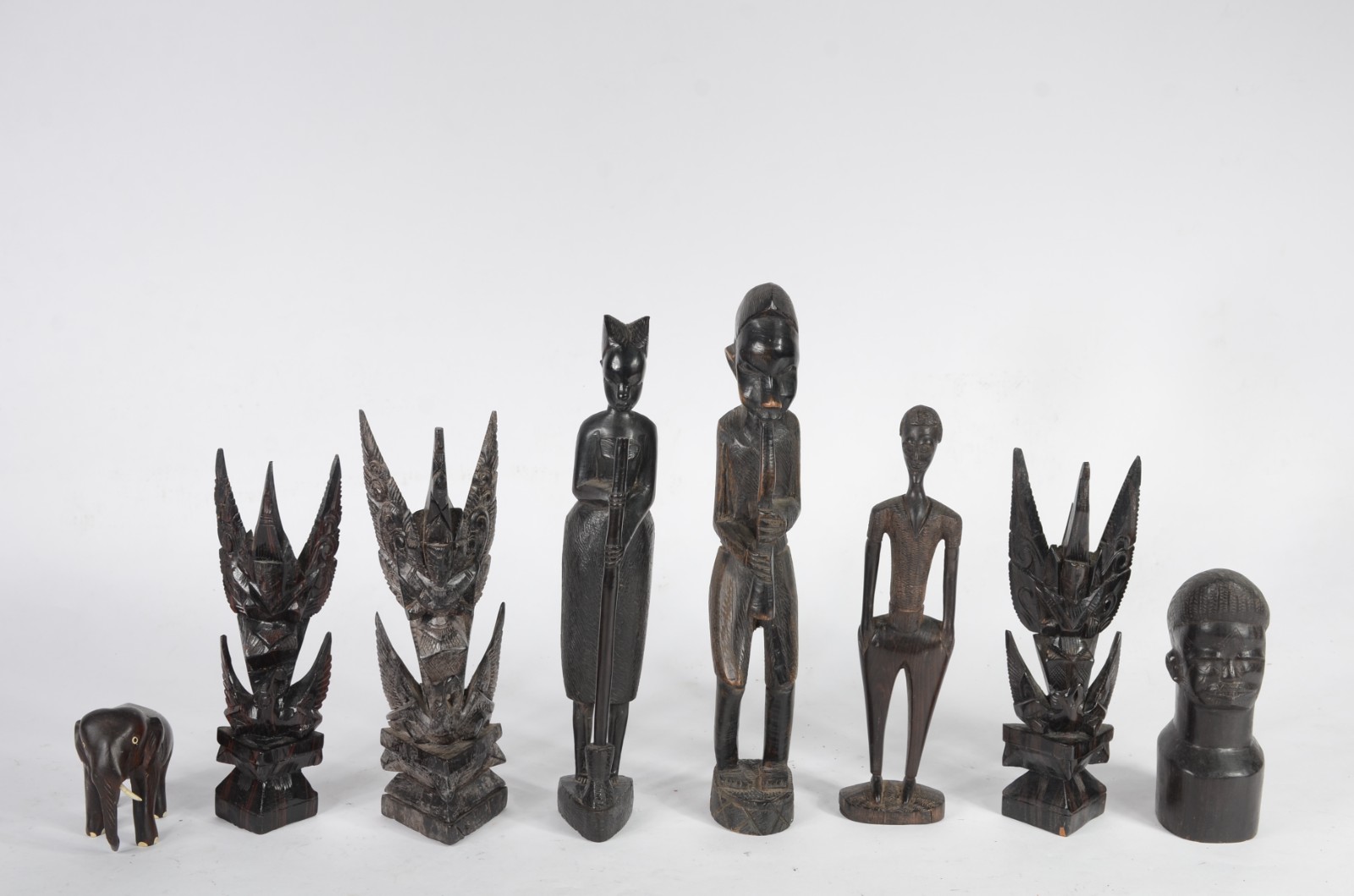 Oito esculturas diversas de madeira africana e oriental. - foto 1 de 11