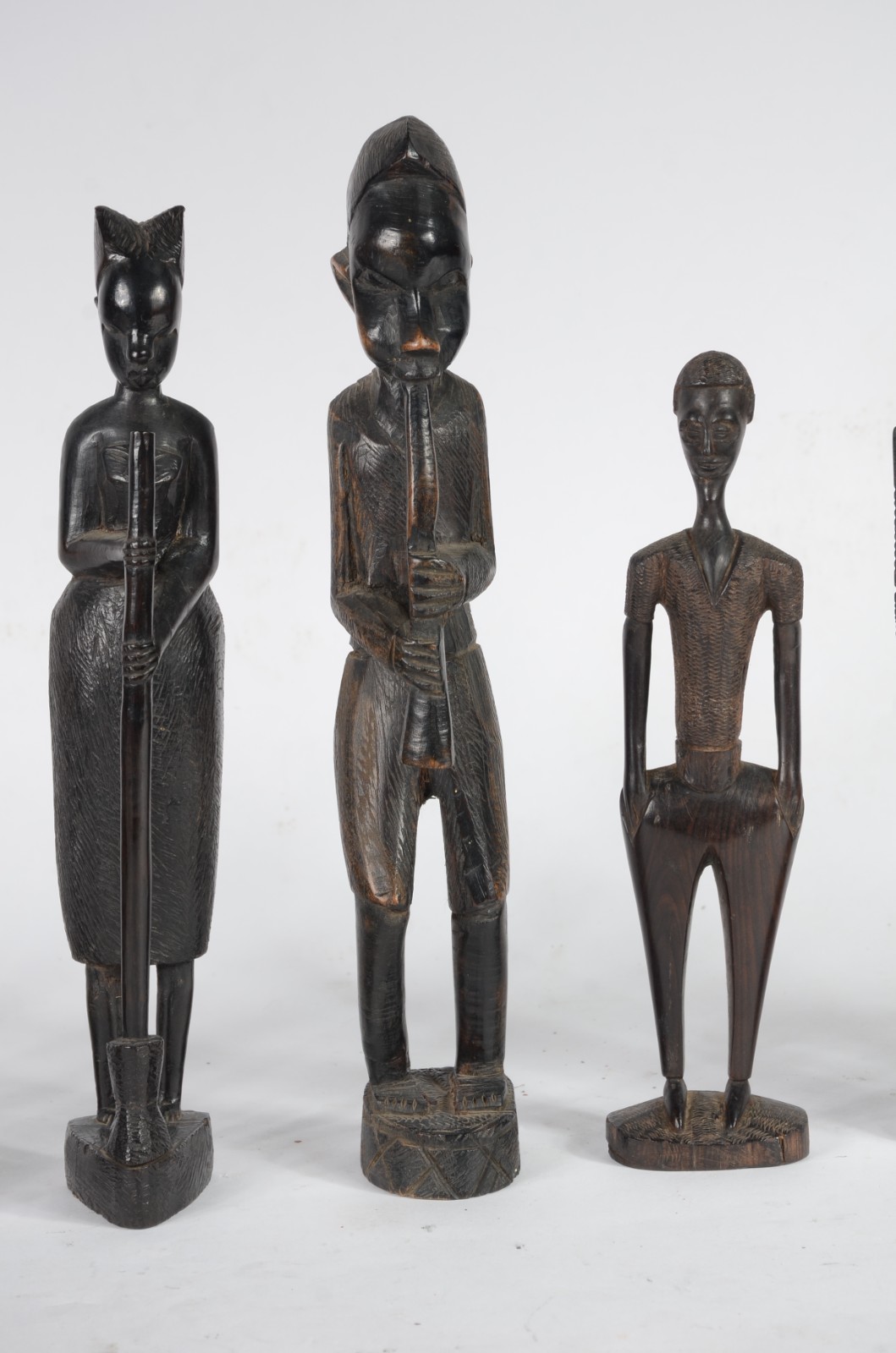 Oito esculturas diversas de madeira africana e oriental. - foto 7 de 11