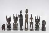 Oito esculturas diversas de madeira africana e ... - Oito esculturas diversas de madeira africana e oriental.