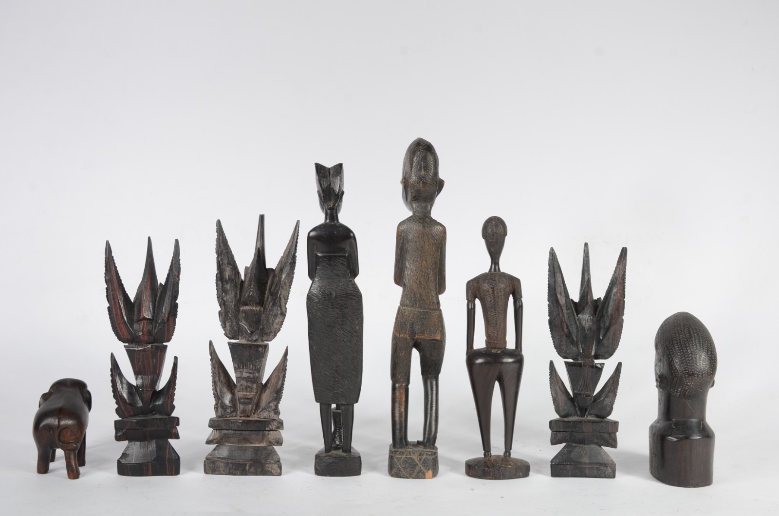 Oito esculturas diversas de madeira africana e oriental. - foto 4 de 11