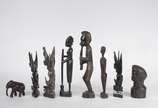 Oito esculturas diversas de madeira africana e ... - Oito esculturas diversas de madeira africana e oriental.