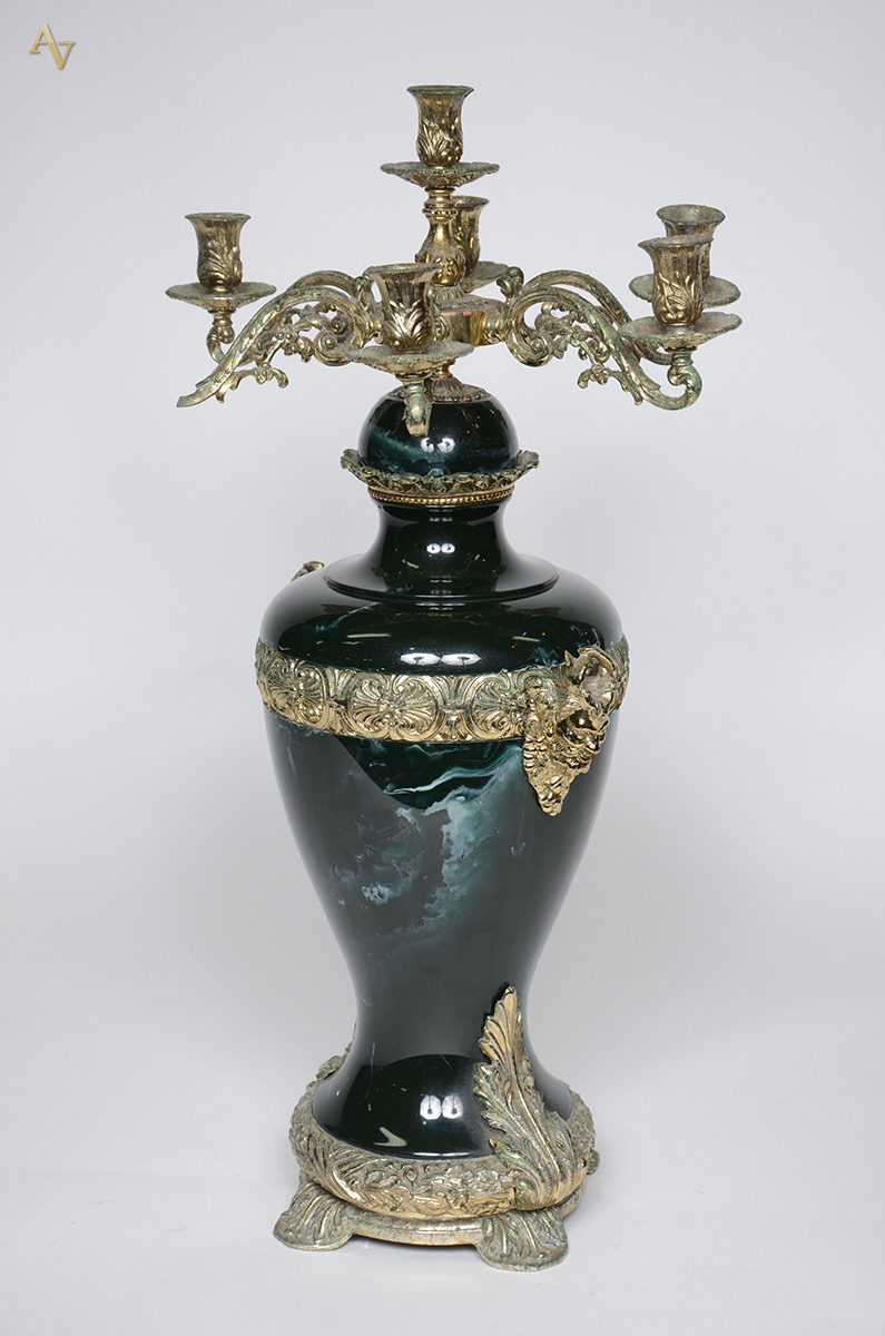 Grande candelabro de resina verde e metal dourado com figuras de... - foto 2 de 3