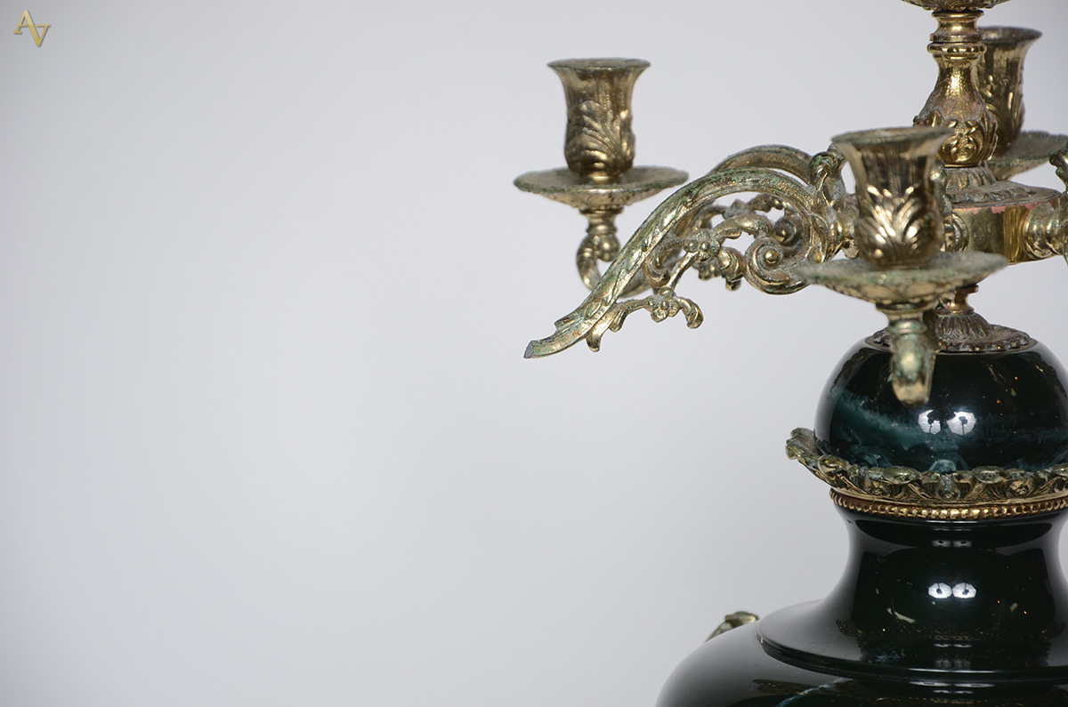 Grande candelabro de resina verde e metal dourado com figuras de... - foto 3 de 3