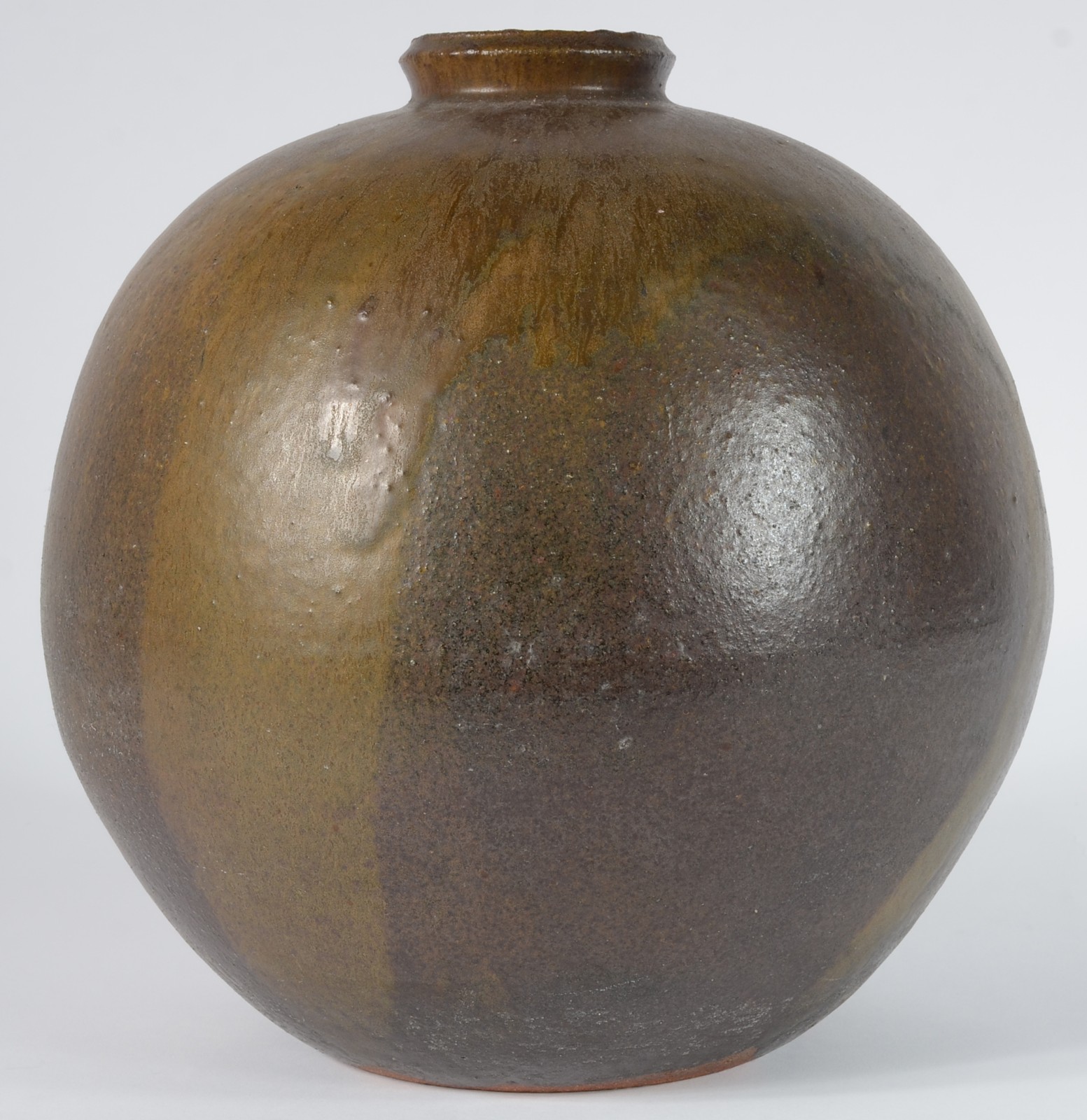 Vaso decorativo de cerâmica, feitio bojudo. Datado 1976. Assinado. - foto 1 de 3
