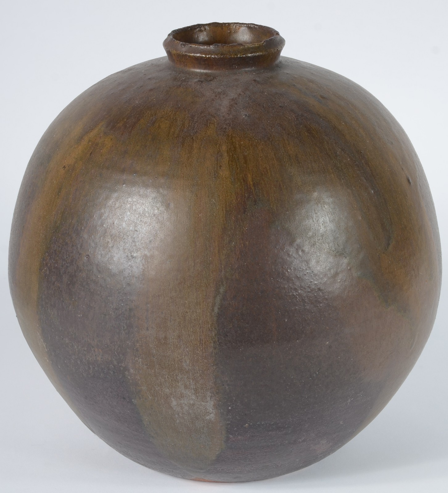 Vaso decorativo de cerâmica, feitio bojudo. Datado 1976. Assinado. - foto 2 de 3