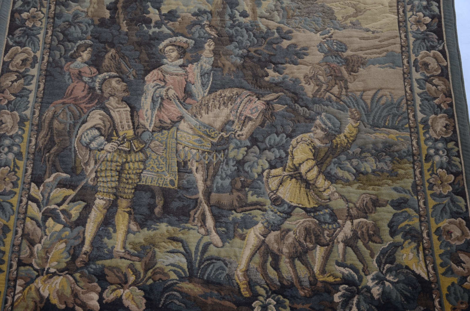 Tapeçaria estilo Aubusson decorada com cenas de caça. - foto 2 de 7
