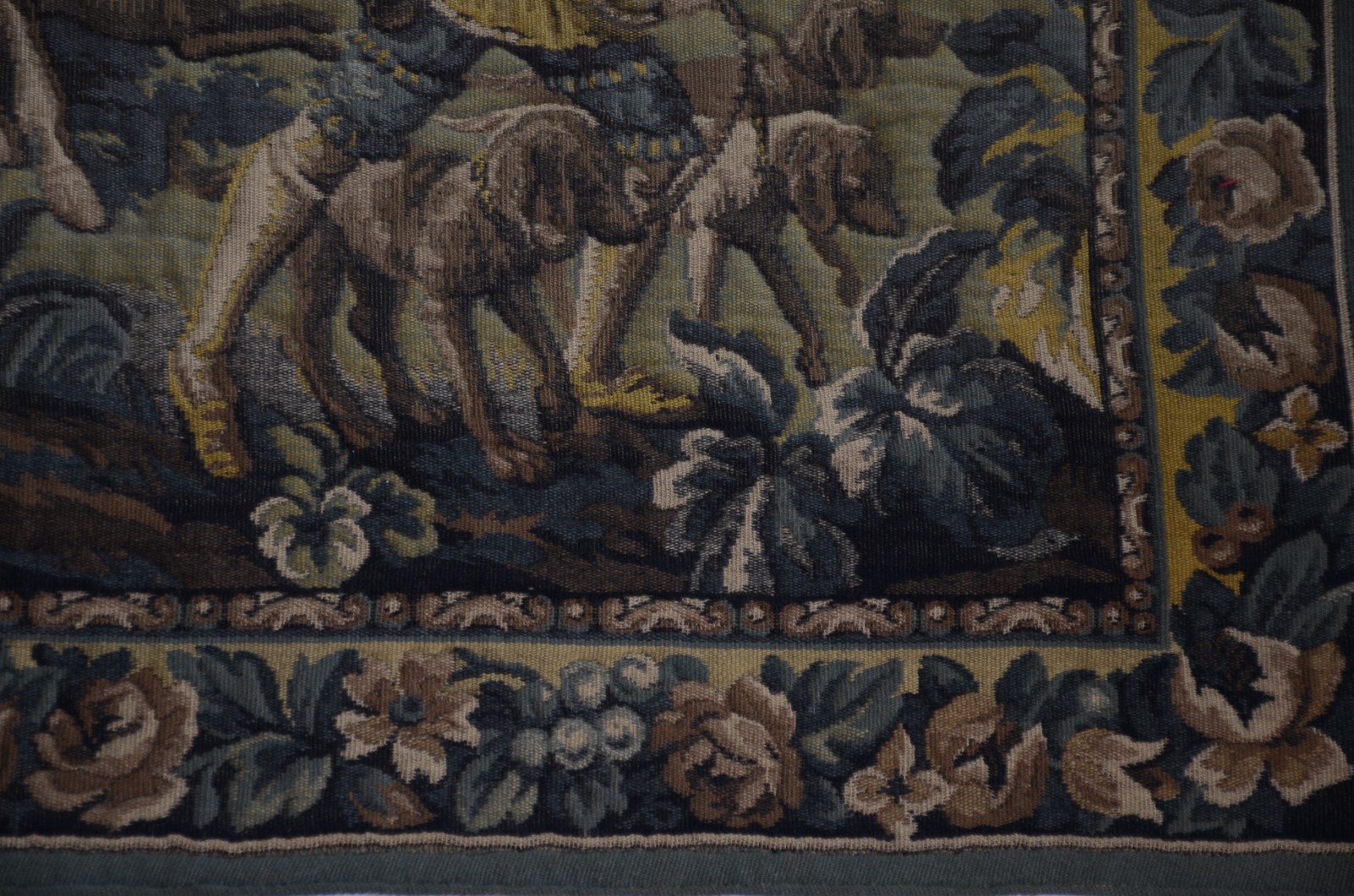 Tapeçaria estilo Aubusson decorada com cenas de caça. - foto 3 de 7