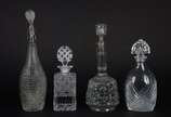 Quatro garrafas de cristal/vidro. Uma delas com... - Quatro garrafas de cristal/vidro. Uma delas com borda quebrada.