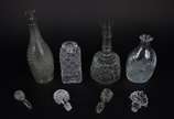 Quatro garrafas de cristal/vidro. Uma delas com... - Quatro garrafas de cristal/vidro. Uma delas com borda quebrada.