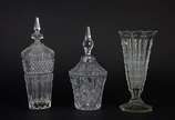 Três peças de vidro/cristal, sendo: 2 compoteir... - Três peças de vidro/cristal, sendo: 2 compoteiras e vaso (mofado).