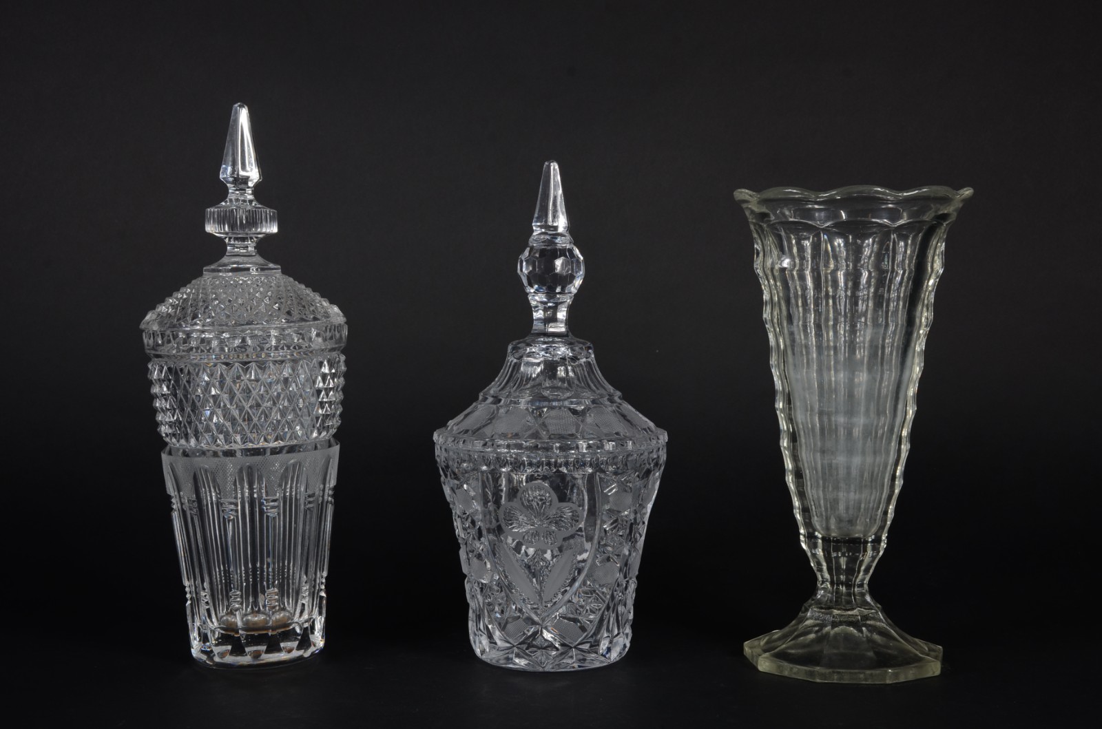 Três peças de vidro/cristal, sendo: 2 compoteiras e vaso (mofado). - foto 1 de 10