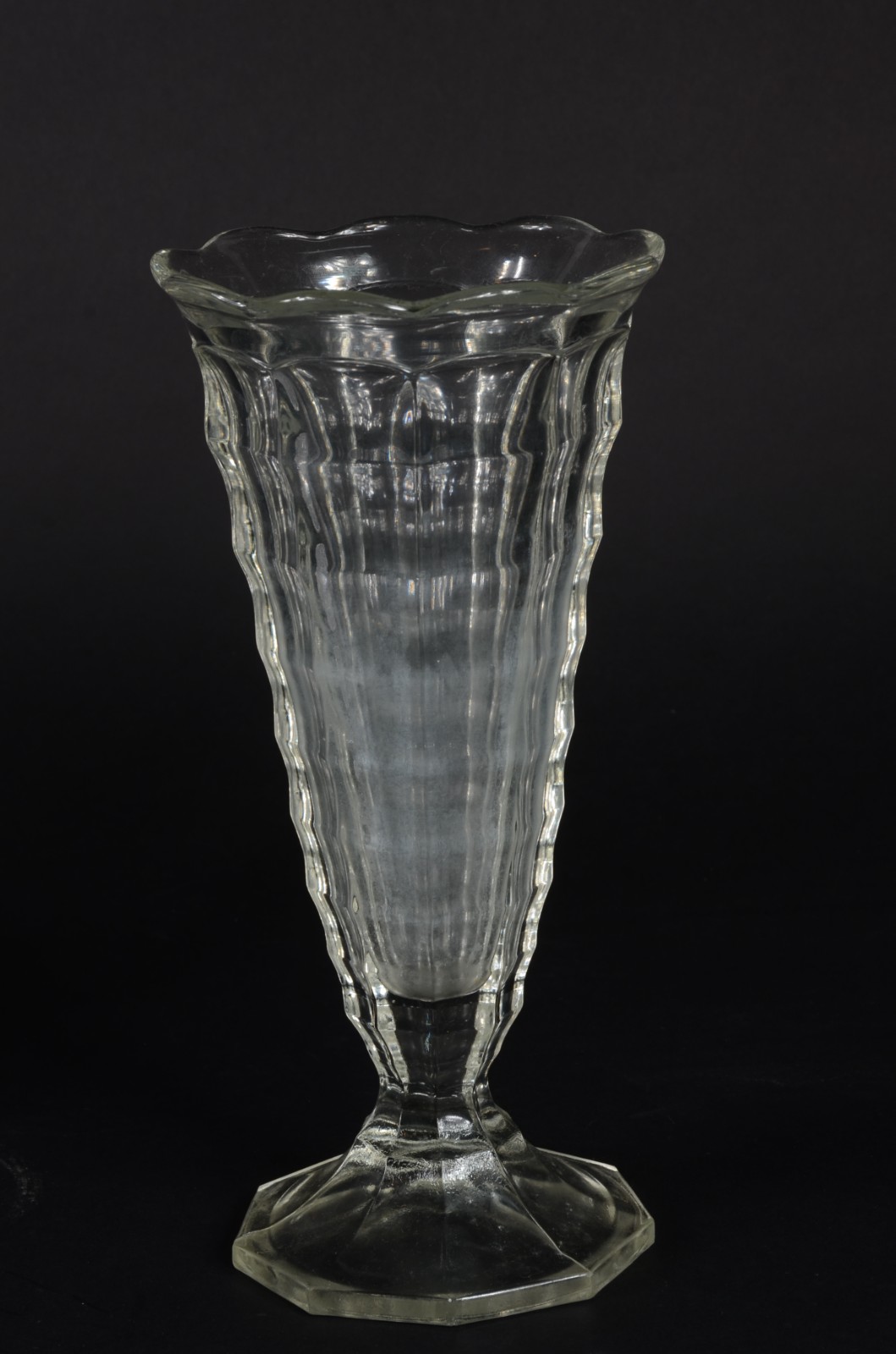 Três peças de vidro/cristal, sendo: 2 compoteiras e vaso (mofado). - foto 4 de 10