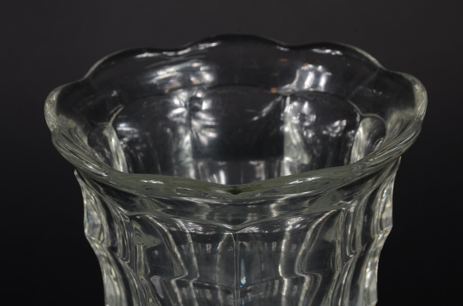 Três peças de vidro/cristal, sendo: 2 compoteiras e vaso (mofado). - foto 5 de 10