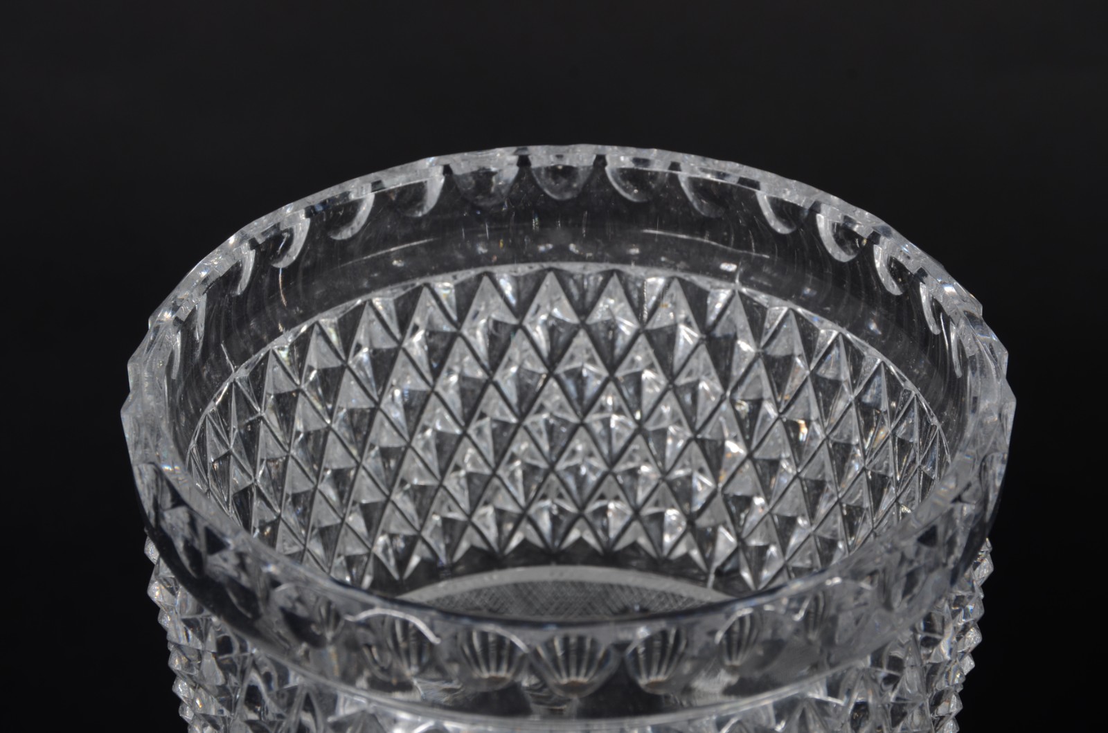 Três peças de vidro/cristal, sendo: 2 compoteiras e vaso (mofado). - foto 6 de 10