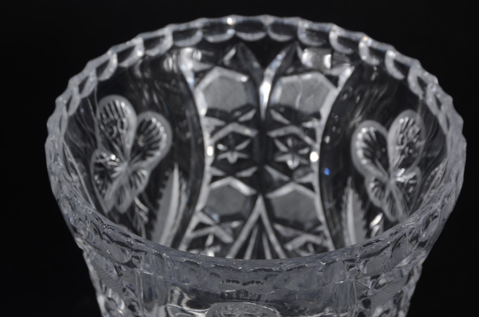 Três peças de vidro/cristal, sendo: 2 compoteiras e vaso (mofado). - foto 7 de 10