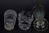Três peças de vidro/cristal, sendo: 2 compoteir... - Três peças de vidro/cristal, sendo: 2 compoteiras e vaso (mofado).
