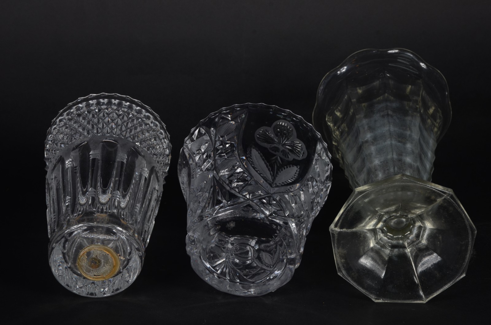 Três peças de vidro/cristal, sendo: 2 compoteiras e vaso (mofado). - foto 8 de 10