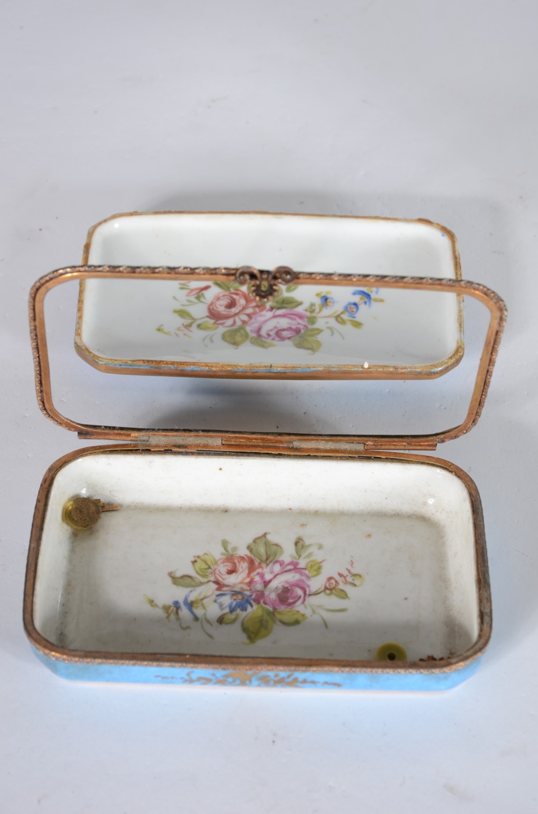 Quatro peças diversas de porcelana, sendo: cachepot quadrado decorado... - foto 3 de 7