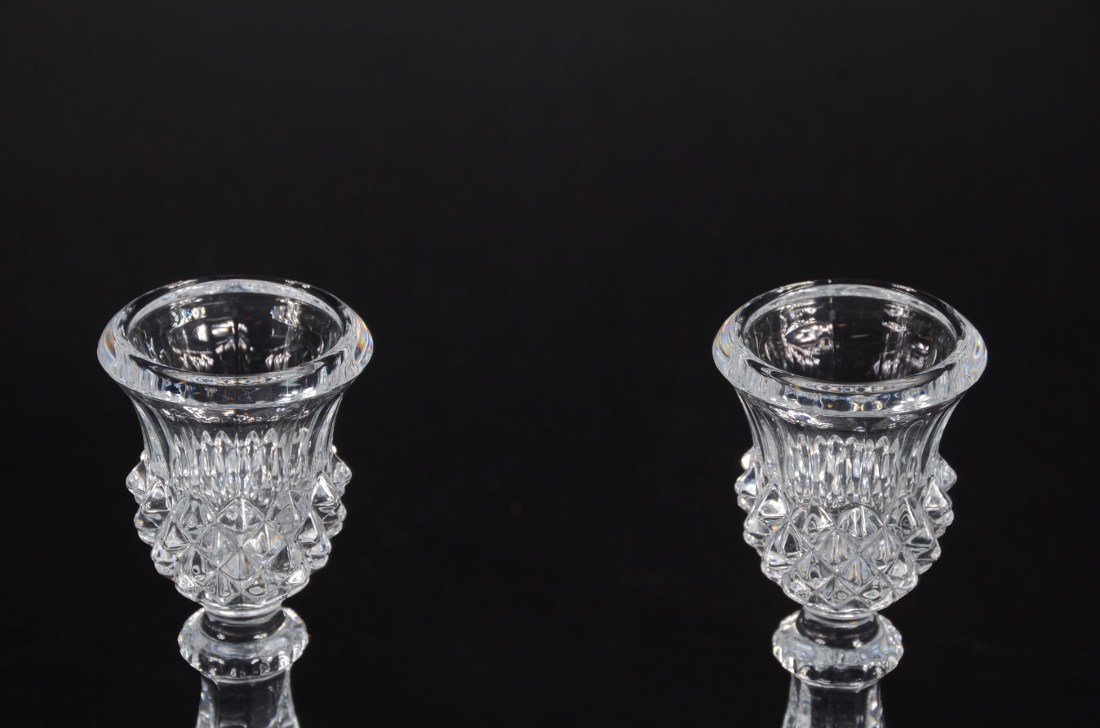 Três peças de cristal europeu, sendo: par de castiçais, relógio á... - foto 4 de 9