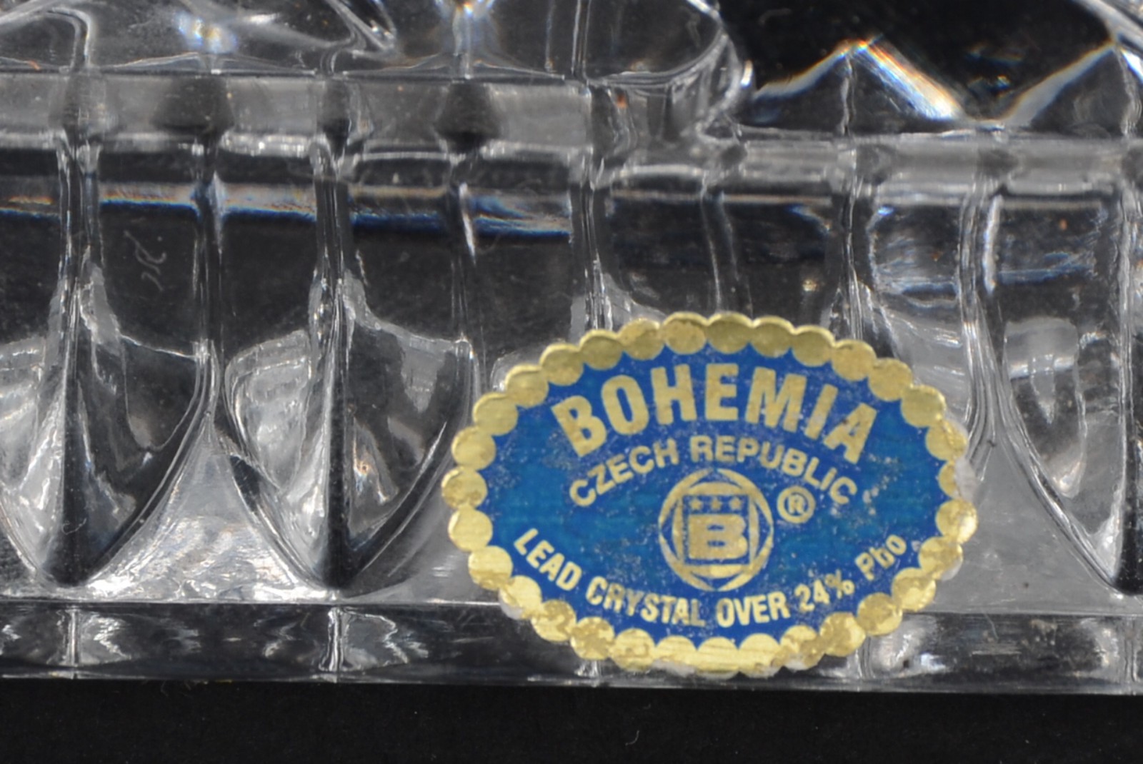 Três peças de cristal europeu, sendo: par de castiçais, relógio á... - foto 6 de 9