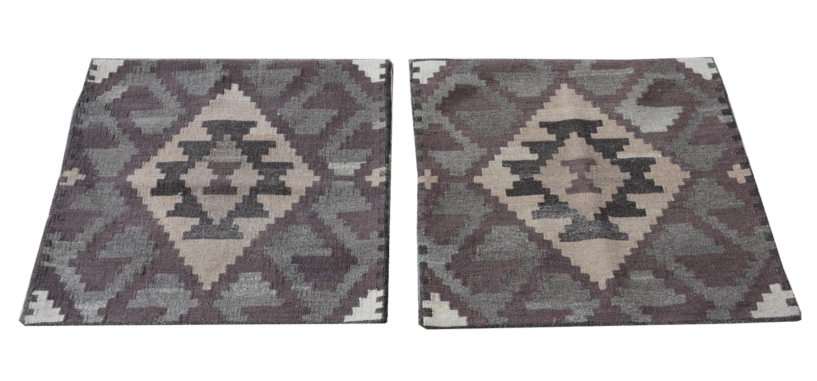 Par de capas para almofadas feitas com tapete kilim. - foto 1 de 2