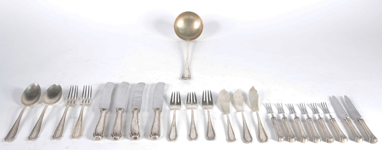 Lote com 23 talheres de prata de lei em diversos modelos, sendo: 2... - foto 1 de 8