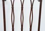 Par de cadeiras de madeira nobre, assentos esto... - Par de cadeiras de madeira nobre, assentos estofados e forrados com tecido na cor mostarda e tacheados, encostos com hastes cruzadas. Tecido com...