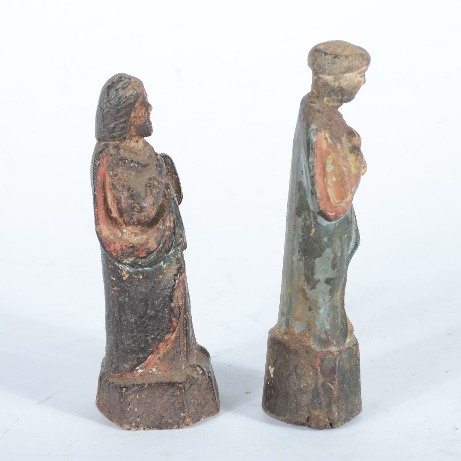 Duas antigas imagens sacras em terracota policromada. Desgastes. - foto 2 de 5